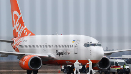 Самолет с эвакуированными из Уханя украинцами сел в Борисполе. Прямая трансляция