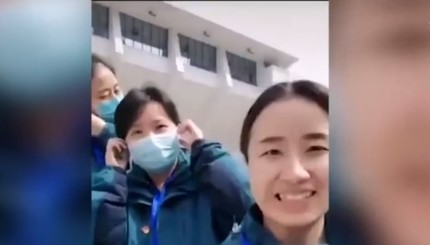 В Ухане врачи торжественно сняли маски после выписки всех зараженных коронавирусом