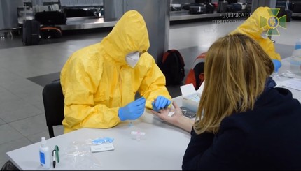 Как эвакуированным украинцам делают экспресс-тесты на коронавирус в аэропорту 