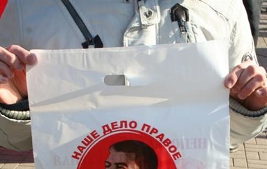 В Донецке народ раскупает дорогущие пакеты со Сталиным 
