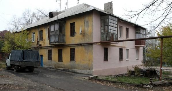 Показуха к Евро-2012: в Донецке дома красят только с видной стороны
