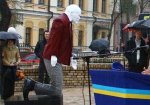 В Киеве памятник Ленину поставили на колени