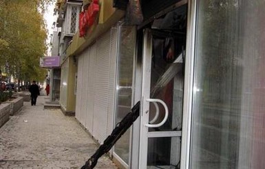 В центре Донецка дотла сгорел рэпперский магазин