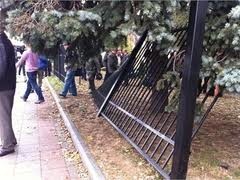 Милиция ищет, кому принадлежит забор перед Радой