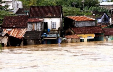 Во Вьетнаме рекордный потоп: люди тонут в своих домах