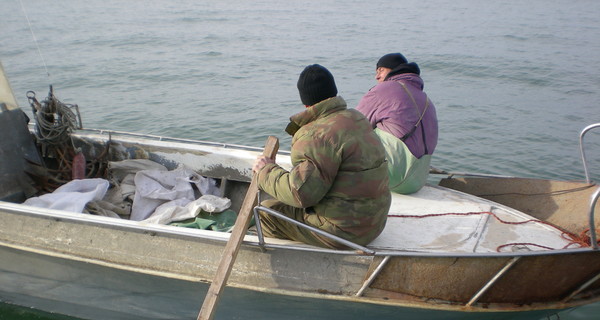 Азовских рыбаков спасали дважды