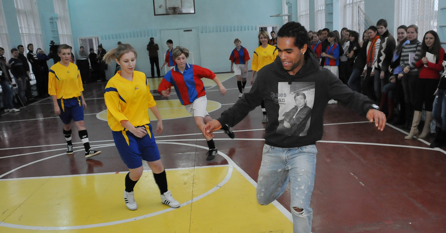 Алекс Тейшейра показал мастер-класс девчонкам и назвал женский футбол забавой