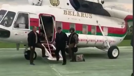 Лукашенко прилетел на вертолете во Дворец