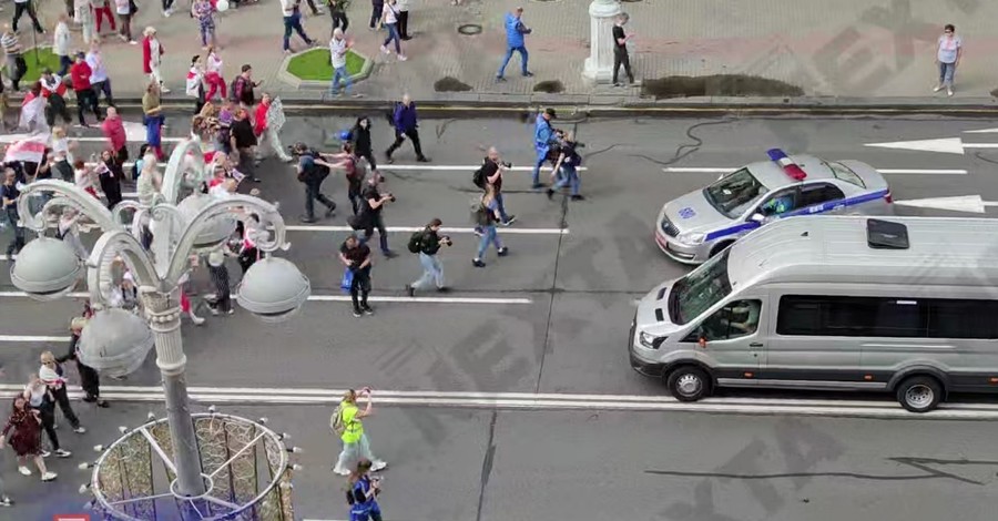 Женщины оттесняют бусы