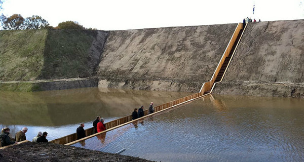 Голландцы построили уникальный деревянный мост ниже воды