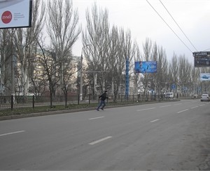 В Донецке дети-камикадзе скачут через ограждение и кидаются под колеса машин