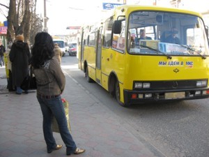 В Украине пассажиров автобусов предлагают пристегивать ремнями