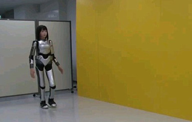 Японцы выпустили погулять робота-женщину 