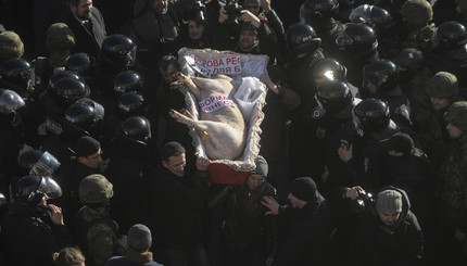 Протест в Киеве: активисты-аграрии принесли гроб со свиньей под Раду