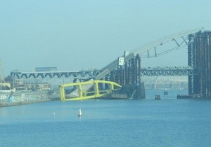 В Киеве с моста в воду упал строительный кран