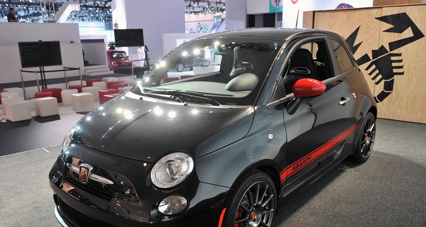 Дерзкий и соблазнительный видеоролик нового Fiat 500 Abarth