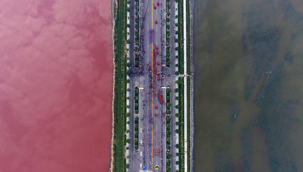 В Китае озеро стало розового цвета