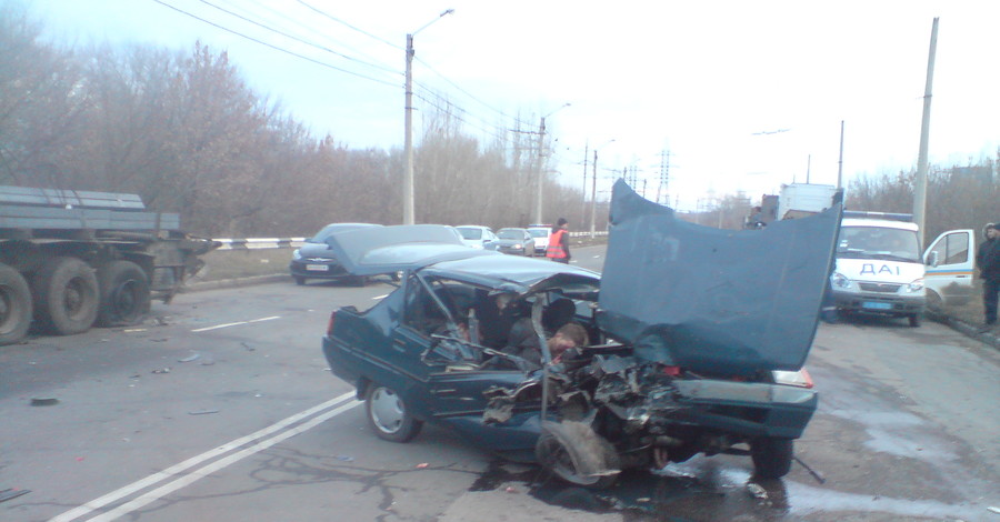 Двое молодых людей погибли после столкновения с металловозом