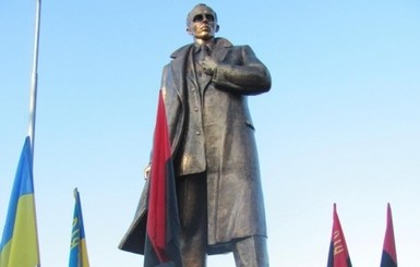 На Львовщине освятили новый памятник Степану Бандере