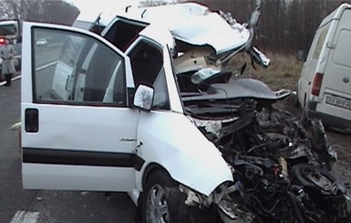 В Киевской области легковушка протаранила грузовик: трое погибших