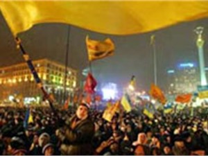 Представители оппозиции на Майдане пошли на штурм митинга оппонентов 