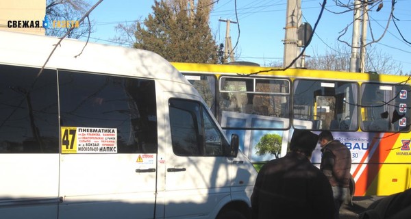 В Симферополе из-за легковушки столкнулись маршрутка, автобус и троллейбус