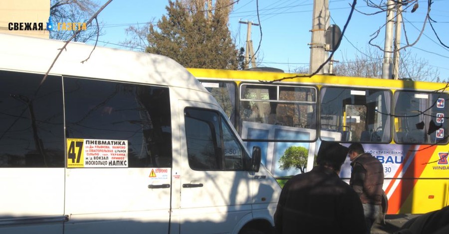 В Симферополе из-за легковушки столкнулись маршрутка, автобус и троллейбус