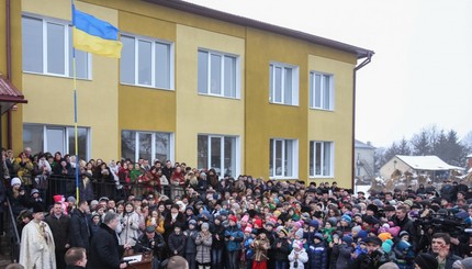 Порошенко открыл школу в Тернопольской области