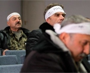 В Донецке чернобылец упал на колени перед депутатом