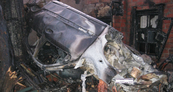 В Кременчуге автомобиль врезался в дом и спровоцировал сильнейший пожар