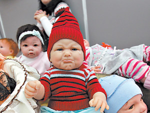 Стартовал фестиваль изысканных подарков: Младенцы ручной работы по 4000 гривен и куртизанка за $2500 