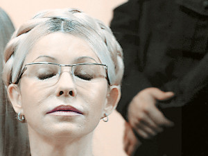 Тимошенко таскали по больнице с плащом на голове
