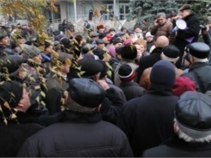 В Донецке пенсионеры с вилами и лопатами взяли штурмом облсовет и разошлись