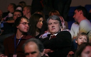 Семья Ющенко посмеялась над клоуном Катей Осадчей в цирке