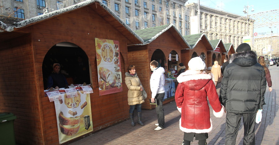 На Крещатике в избушках торгуют венгерскими сладостями и дешевым медом