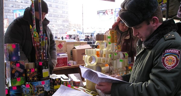 На рынках уже гоняют лоточников с пиротехникой