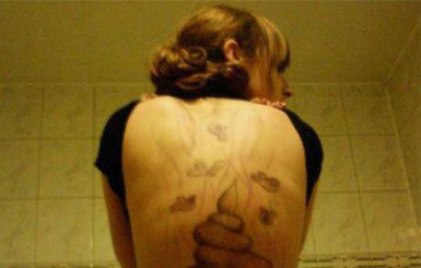 Татуировщик набил доверчивой девушке экскременты на спине