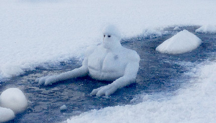 В Киеве снежный человек застыл в реке