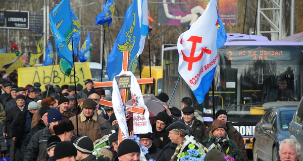 Протестующий Донецк: вилы, траурные венки и пустые кошельки