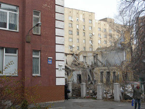 Строитель, на которого в центре Киева упала стена дома: 
