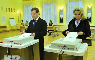 Выборы в России: Валуев еле влез в кабинку, а Путин воспользовался электронной урной