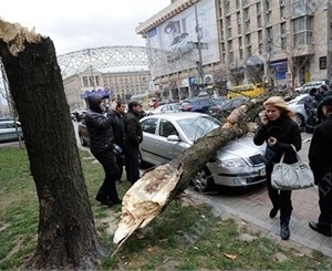 Чем жил Киев: жеребьевка финала Евро, загадочное убийство фотокорра и неожиданный ураган