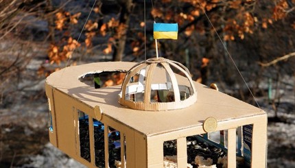 Кормушка для птиц в виде Дома Верховного Совета Украины