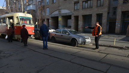 В Киеве пассажиры стаскивали с рельс автомобиль, преградивший дорогу трамваю 