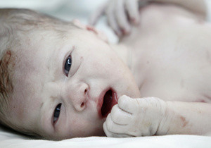 Азаров обещает увеличить помощь при рождении первенца на 3 тысячи