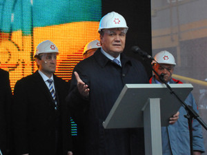 Ахметов с Януковичем запустили в Енакиево домну 