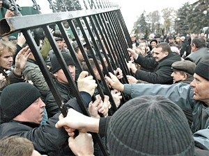 Активисты снова ломают забор перед Радой