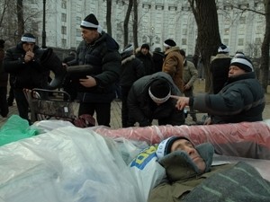 Голодающие под Кабмином чернобыльцы собрались домой