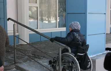 В Днепропетровске начался первый в стране процесс против аптек, не оборудованных пандусами