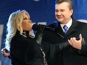 Янукович поздравил Повалий с Днем рождения